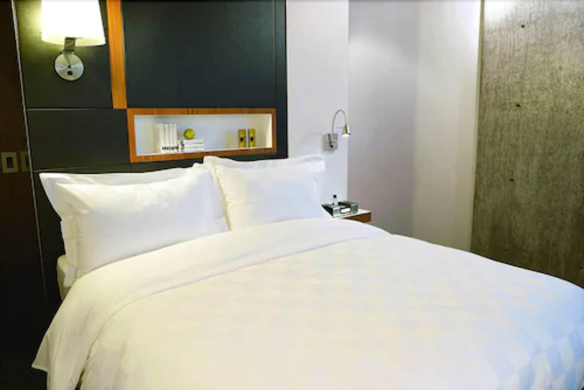 Alt Hotel Toronto Airport Миссиссага Экстерьер фото