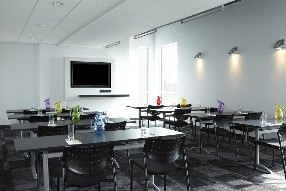 Alt Hotel Toronto Airport Миссиссага Экстерьер фото