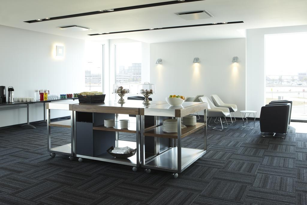 Alt Hotel Toronto Airport Миссиссага Экстерьер фото